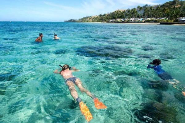 Отель Mana Lagoon Backpackers Экстерьер фото